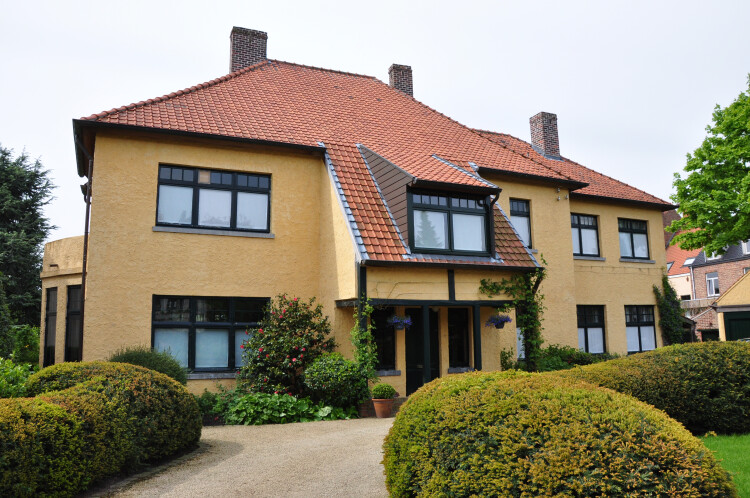 Het rechtergedeelte is te huur. Prijs overeen te komen.